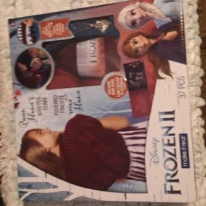 Disney Frozen II You knit the Scarf.